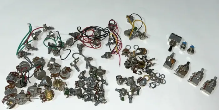 Kit com grande quantidade de potenciômetros, chaves e jacks de saída para guitarra elétric