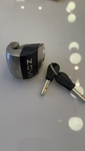 Trava de disco com alarme da marca Zovii. 