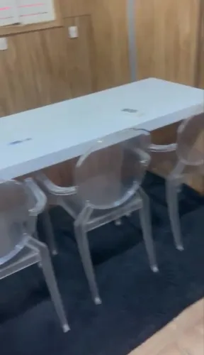 Três cadeiras de acrílico para botar preço