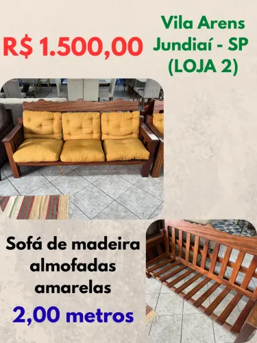 Sofá de madeira almofadas amarelas