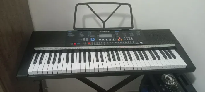 Teclado musical com 61 teclas concerte  c-300 