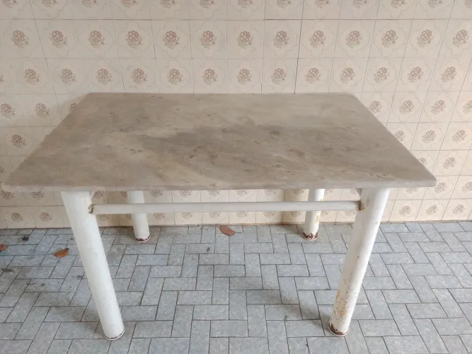 Mesa de Mármore Natural Rústico - Ideal para Restauração (Pés de Ferro)