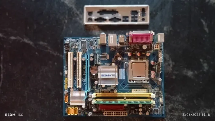 Kit Placa-Mãe Gigabyte GA-G31M-ES2C LGA 775 + Processador + Memória DDR2