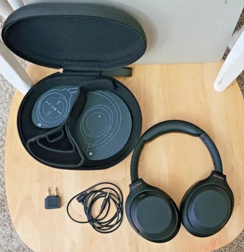 Fone sem fio Sony WH-1000XM4 preto cancelamento ativo de ruído