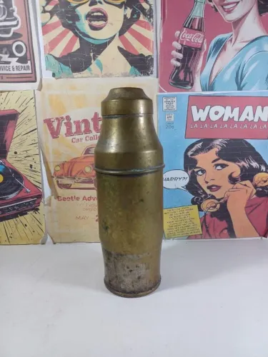 Coqueteleira em metal no formato de capsúla 
