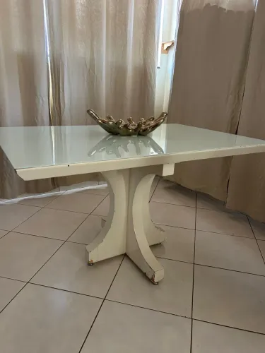 Mesa de jantar com tampo de vidro, base robusta, ótimo custo-benefício