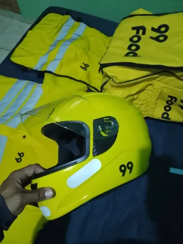 Tudo por 400,00 capacete colete jaqueta e bolsão