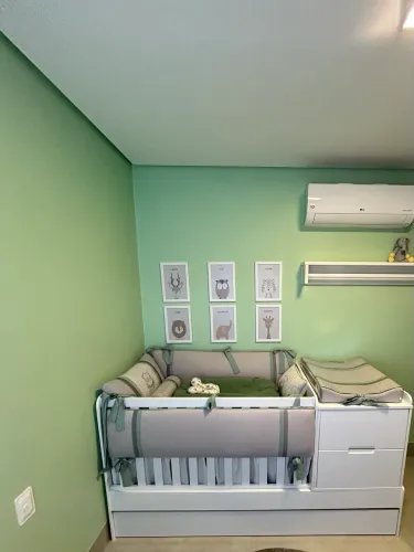 Berço com cômoda e cama auxiliar