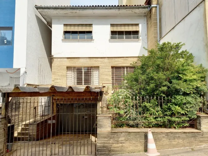 Casa assobradada na Aclimação com 240m², dividida em 03 pavimentos. Casa assobradada na Ac