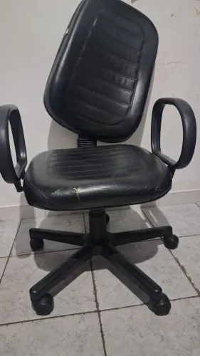 Cadeira de escritório (encosto com defeito)