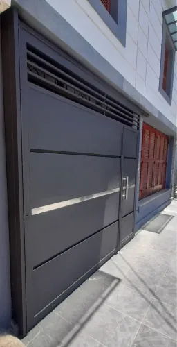 Portão Preto de Garagem Basculante com Porta Social Integrada