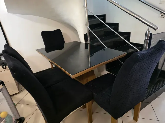 Vendo mesa com tampo de vidro e 4 cadeiras. Sem defeitos.