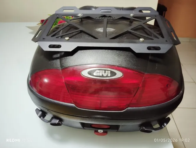 Vendo baú Givi Simply 45l, com grelha e encosto.