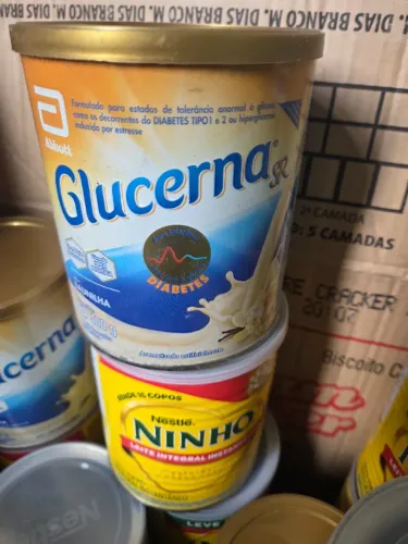 21 latas de leite vazias