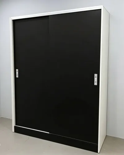 Guarda roupa em mdf com portas de correr pretas