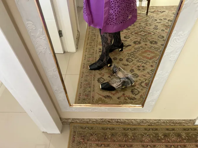 Sapato preto com dourado