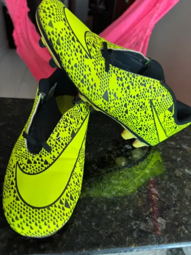Chuteira Nike com travas