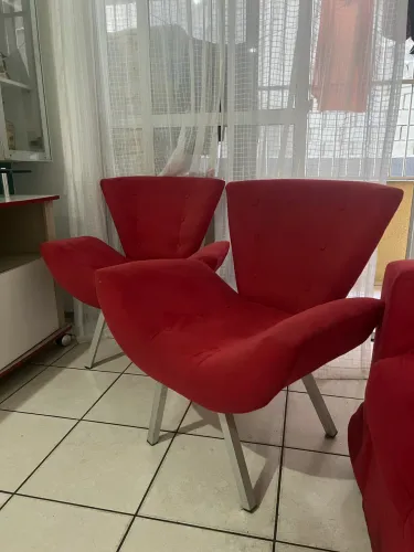 Par de Poltronas Decorativas Vermelhas em Suede com Pés Metálicos