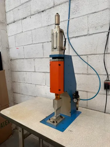 Máquina de Solda Por Ultrassom / Ultra-som/ Solda de Termoplásticos. 16.000,00
