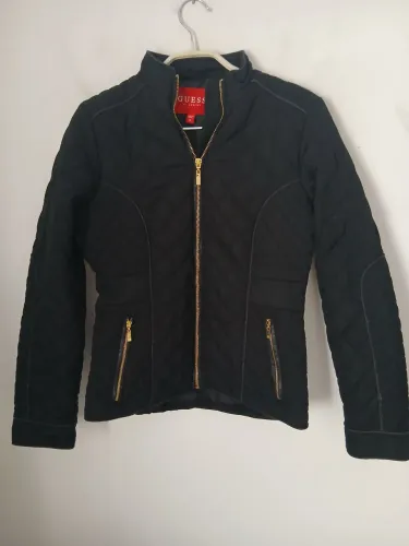 JAQUETA GUESS FEMININA METALASSÊ PRETA P COM DETALHES DOURADOS NOVA