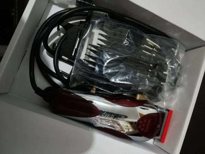 1 máquina de cortar cabelo Magic clip e 1 de acabamento Hero ambas da Wahl,com fio