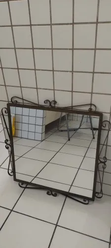 Espelho com moldura de ferro