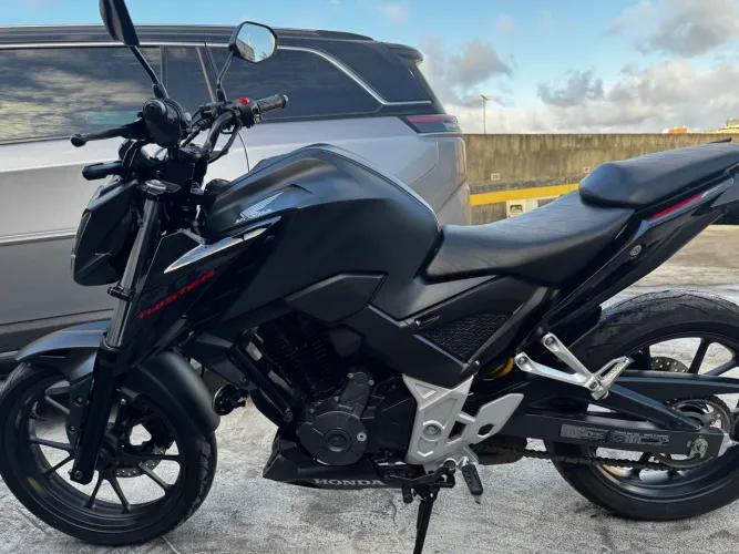 Vendo CB 300F único dono 13.000km