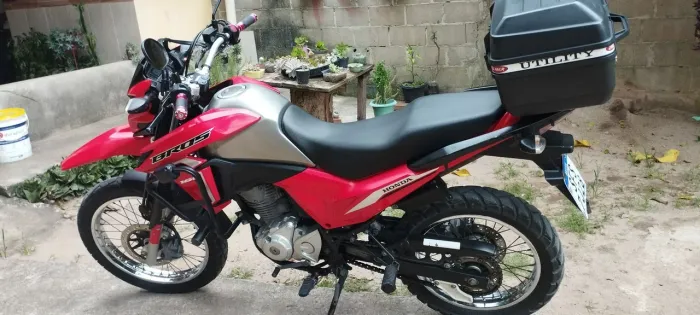 Moto com pneus novos só vendo não troco chave reserva é só pegar e andar *