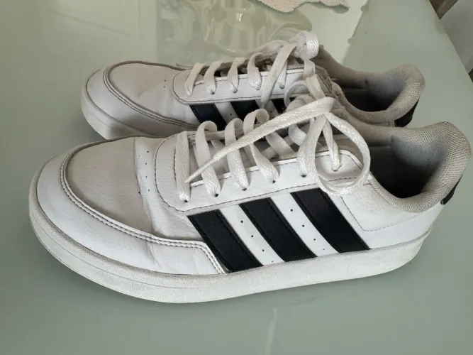 Tênis adidas couro