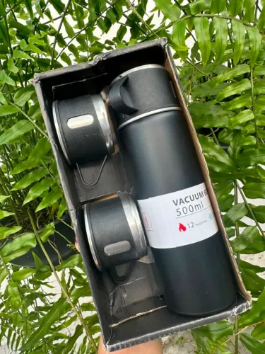 Kit garrafa térmica 500ml + 2 canecas aço inox
