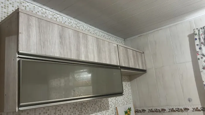 Conjunto de armários suspensos com vidro reflecta/fumê - 3 peças
