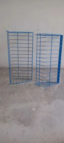 Dois cestos aramados expositor com 67 × 17 cm .