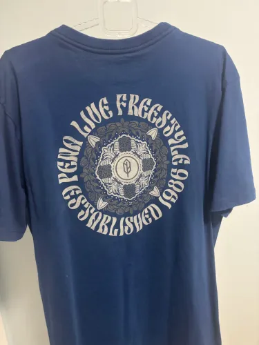 Camiseta pena com estampa atras