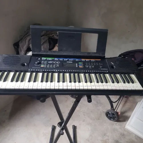 Teclado Yamaha psrE253, em perfeito estado para uso. Funcionando tudo direitinho e perfeit