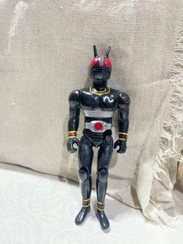 Boneco clássico do icônico Kamen Rider Black (herói tokusatsu dos anos 80/90)