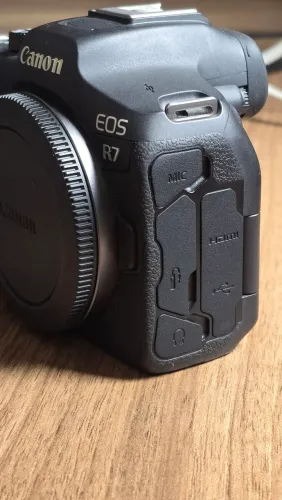 Canon R7 + 1 bateria paralela