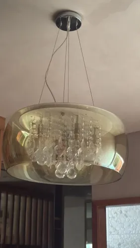 Lustre pendente com cristal translúcido
