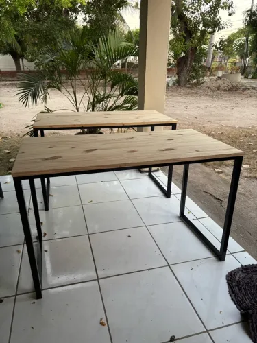 Mesa Industrial de Madeira Maciça com Estrutura de Ferro Preta - Moderna e Resistente
