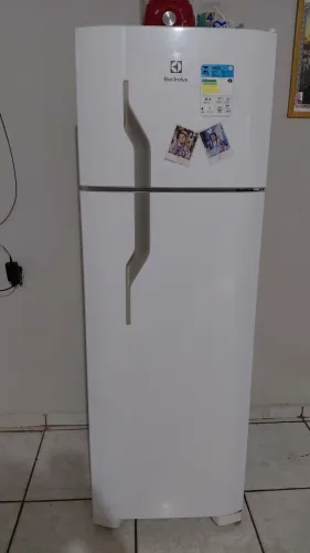 Vende se geladeira eletrolux semi nova