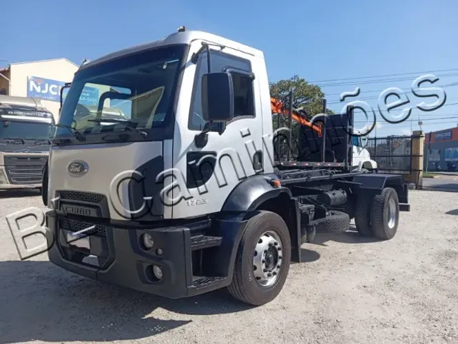 Ford Cargo 1723, ano 2013, Roll On , Motor Novo