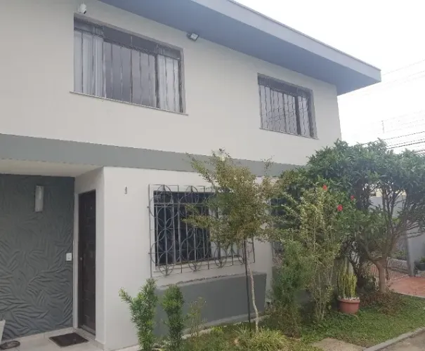 Sobrado 4 dormitórios/4 vagas em condominio fechado em Curitiba/Paraná por Santa Catarina