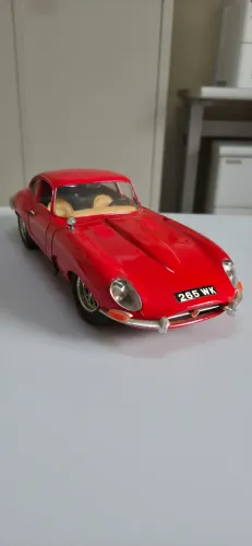 Raridade! Jaguar E-type, marca Burago, escala 1/18, fabricado na Itália!