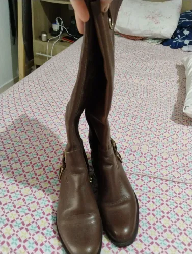 Bota de Couro cano alto cor caramelo escuro