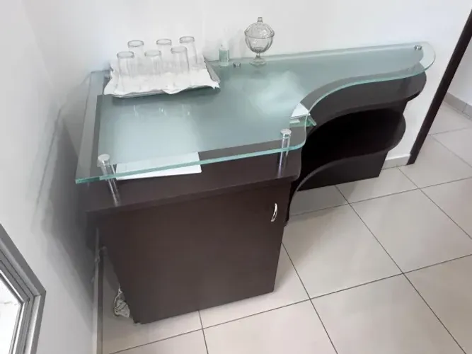 Aparador para sala de reunião com tampo de vidro e nicho para frigobar