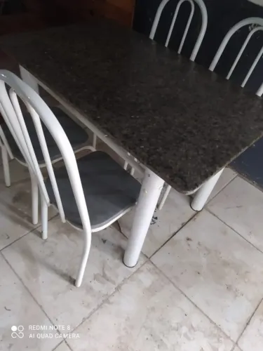 MESA DE GRANITO COM 4 CADEIRAS