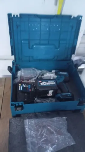 Pneumática com duas baterias Makita nova 