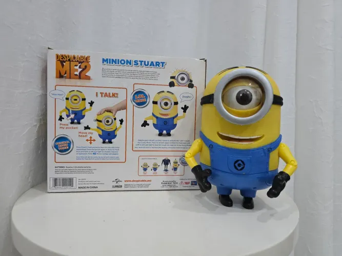 Boneco Minion stuart fala 46 palavras move o olho pele silicone funciona perfeitamente