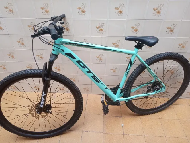 Bicicleta, menos de 2 meses de comprada.