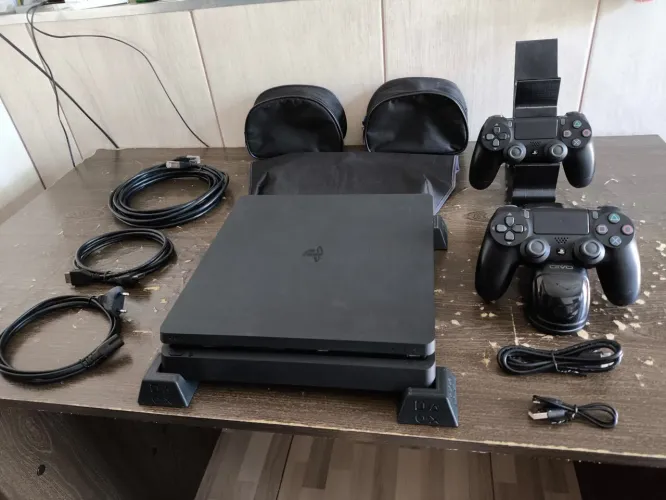 PlayStation 4 - PS4 SLIM 1TB + 2 Controles e acessórios
