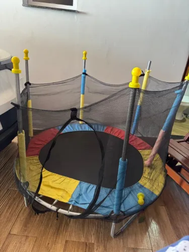 Cama elástica pequena e escorregador